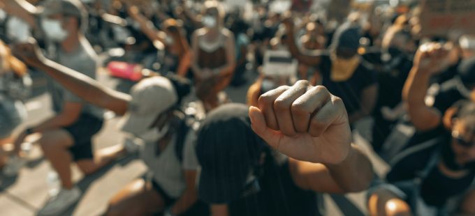 Titelbild: „Um den Taktiken der Mächtigen nicht ausgeliefert zu sein, ist ein starkes Gefühl der Solidarität erforderlich“