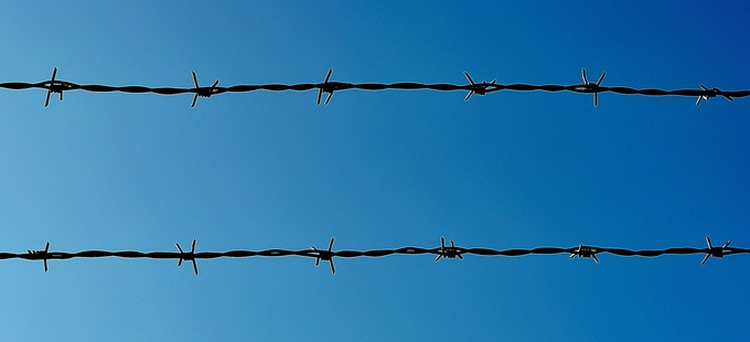 Titelbild: Wie Demokratien zu menschenfeindlichen Regimen werden