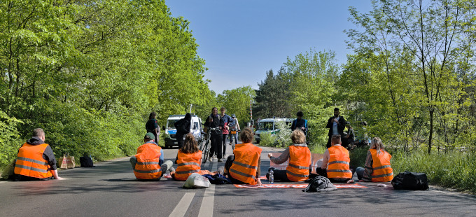 Titelbild: Wie weit darf ziviler Ungehorsam gehen?